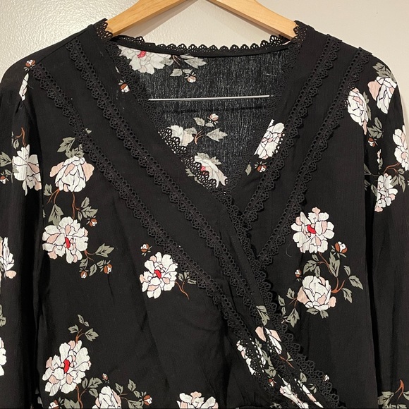 SALE: Faux-Wrap Floral Smocked Top Sz M - Picture 3 of 4